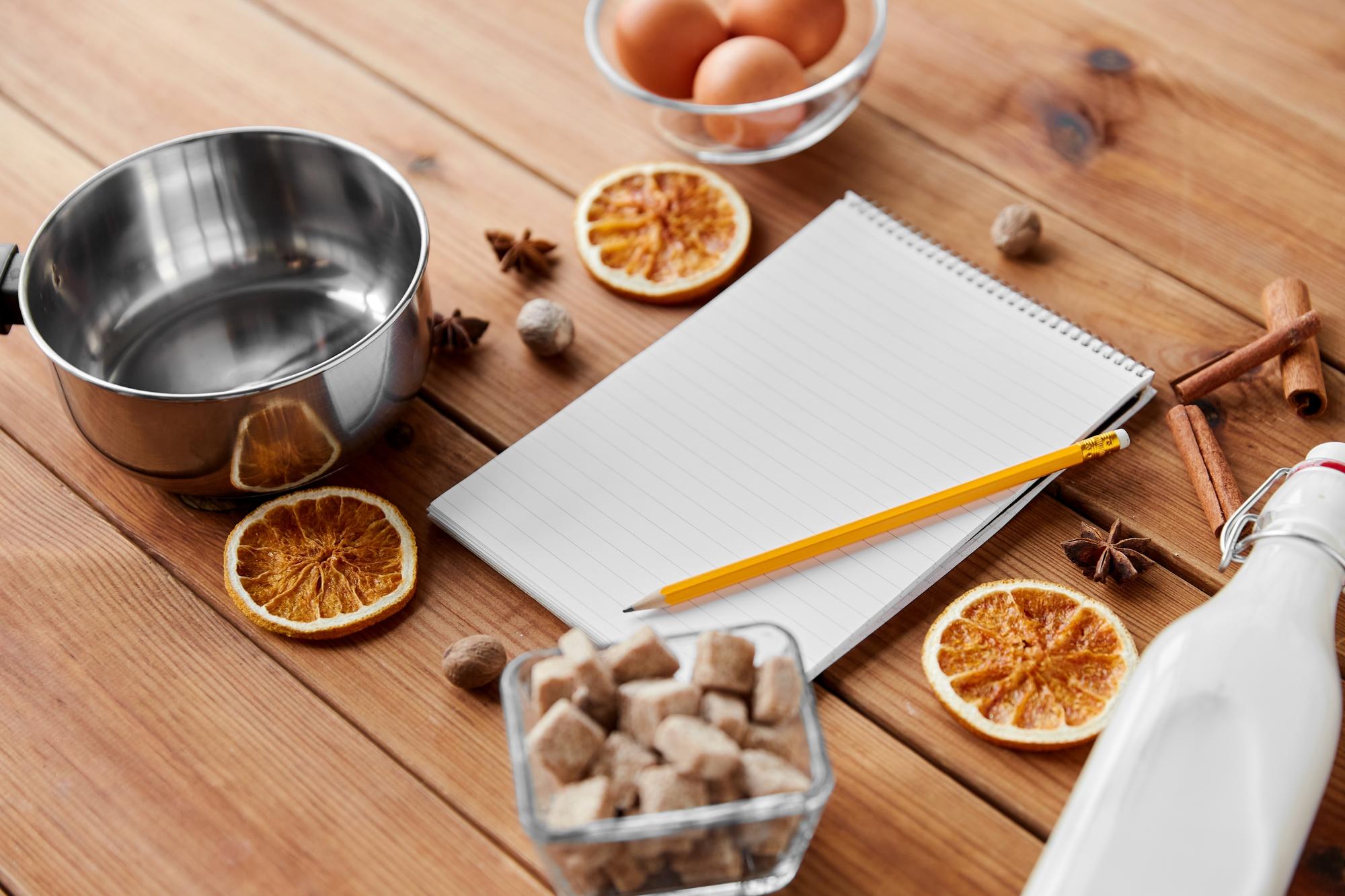 Set di utensili e ricette su tavolo